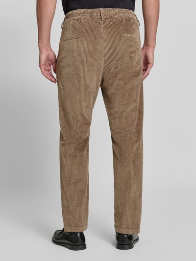 Männermodel trägt Straight Fit Hose aus Baumwoll-Mix Modell 'Chasy' von DRYKORN in Cord-Optik, beige, Ganzkörperansicht Rückansicht, elastischer Bund, Gesäßtaschen, Knopf- und Reißverschluss, Bundweite 40 cm, Innenbeinlänge 71 cm.
