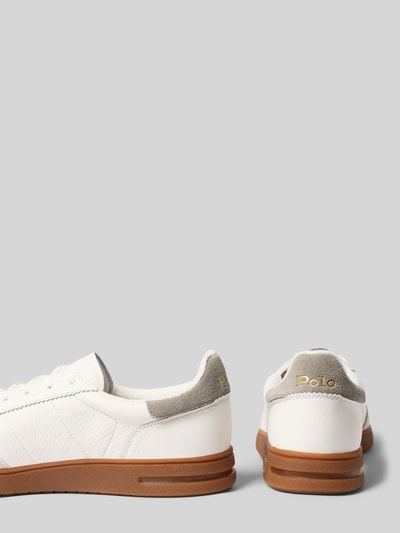 Produktfoto, białe sneakersy z brązową podeszwą, gładka skóra bydlęca, szare detale, produkt Sneakersy z prawdziwej skóry bydlęcej od Polo Ralph Lauren, kontekst: męskie sneakersy od Polo Ralph Lauren