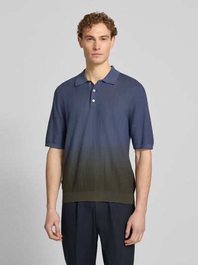 Mannelijk model draagt poloshirt met knoopsluiting model 'Dani' van Wood Wood, puur katoen, regular fit, gebreid shirt; voorkant volledig zichtbaar.