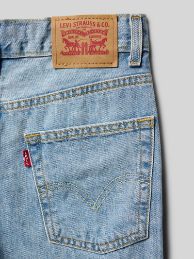 Produktfoto, Loose Fit Jeansshorts aus reiner Baumwolle Modell 'SKATE SHORT' von Levi’s® Kids, hellblauer Denim mit Kontrastnähten, Label Patch, 5-Pocket-Design, detailreiche Stoffstruktur