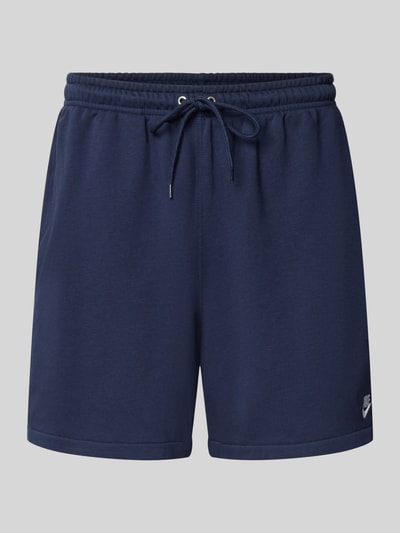 Produktfoto, dunkelblaue Regular Fit Sweatshorts aus Baumwoll-Mix von Nike, glatte Oberfläche mit Tunnelzug und Logo vorne links. Herren Sweatshorts von Nike