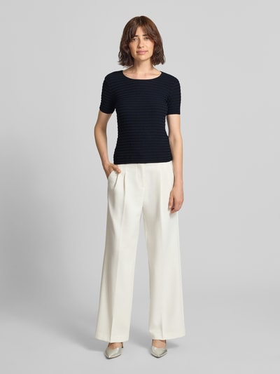 Frauenmodel trägt T-Shirt aus Viskose-Mix mit Rundhalsausschnitt von Emporio Armani, schwarz, Strukturmuster, Ganzkörperansicht von vorne.