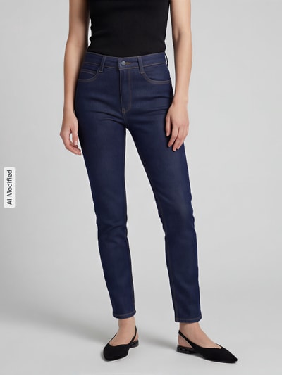 Frauenmodel trägt dunkelblaue Straight Fit Jeans aus Baumwoll-Mix Modell 'Dream' von MAC, dezente Nähte, Ganzkörperansicht von vorne, Damen Straight Fit Jeans von MAC, KI-modifiziertes Bild.