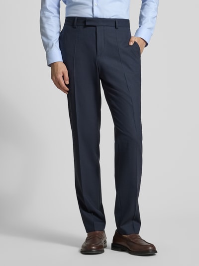 Männermodel trägt Slim Fit Anzughose mit Schurwoll-Anteil Modell 'P-GENIUS' von BOSS, Optik:Allover-Muster, Ganzkörperansicht von vorne.