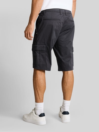 Männermodel trägt Regular Fit Cargoshorts aus Baumwoll-Mix von Tom Tailor, Optik: Unifarben, Strukturiert, Label-Patch, Seitliche Eingrifftaschen, Paspeltaschen, Cargotaschen, Materialverarbeitung: Piqué, Ganzkörperansicht Rückansicht.