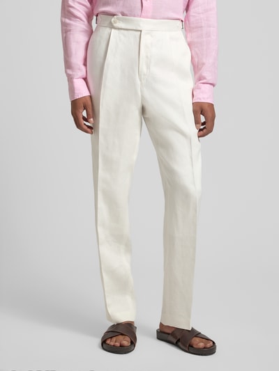 Männermodel trägt Relaxed Fit Leinenhose aus reinem Leinen Modell 'PERINO' von BOSS, unifarben, Twillstruktur, Ganzkörperansicht von vorne.