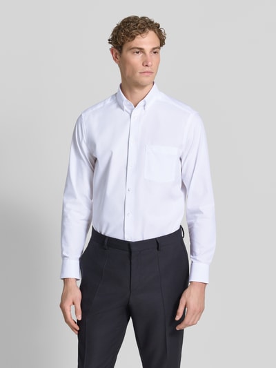 Männermodel trägt Modern Fit Business-Hemd mit Button-Down-Kragen von OLYMP, Reine Baumwolle, weiße Farbe, Brusttasche, Ganzkörperansicht von vorne. Rückenlänge 80 cm, Schulterbreite 47 cm, Ärmellänge 65 cm bei Größe 40.
