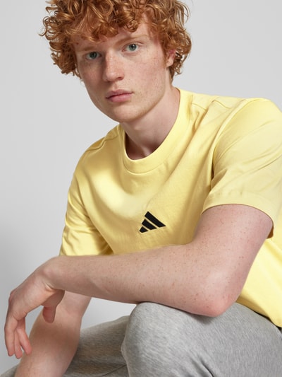 ADIDAS SPORTSWEAR T-Shirt mit Label-Print Hellgelb 3