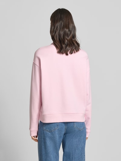 Vrouwenmodel draagt Relaxed Fit Sweatshirt met Polokraag van Jake*s Casual, katoenmix, elastische boorden, Ganzkörperansicht Rückansicht.