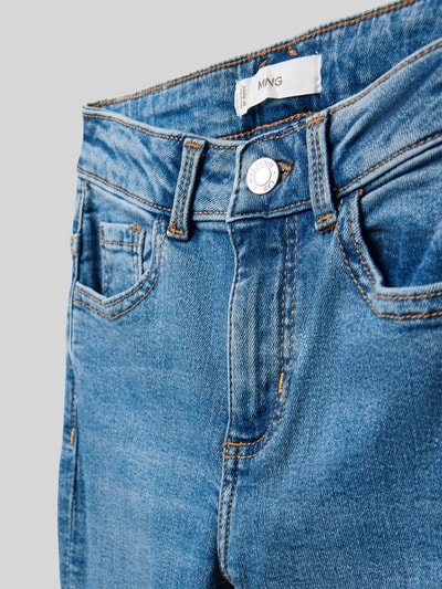 Produktfoto, Flared Jeans mit 5-Pocket-Design von Mango aus Baumwoll-Elasthan-Mix, Flared-Cut, blaue Waschung, Detailaufnahme Kinder Jeans