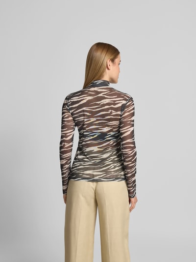Frauenmodel trägt Longsleeve im semitransparenten Design von Lala Berlin mit Allover-Animal-Print, Elastischer-Material-Mix, Slim-Fit, Stehkragen, beige Hose, Ganzkörperansicht Rückansicht.