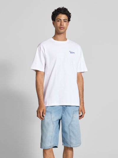 Mannenmodel draagt Relaxed Fit T-shirt uit puur katoen model 'MILO' van Only & Sons, look: effen kleuren, ronde hals, korte mouw, tekst- en motiefprint, materiaal: puur katoen, voorkant bovenlichaam opname.