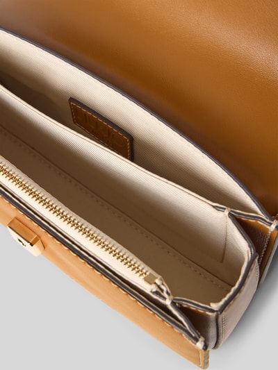 Produktfoto, Crossbody Bag in Leder-Optik von Liu Jo White in Braun mit Hauptfach, Überschlag, Reißverschlussfach und Logo-Detail, Maße 23x12x7 cm, verstellbarer Schulterriemen 110 cm