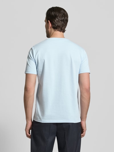 Männermodel trägt T-Shirt mit Rundhalsausschnitt und Label-Stitching von Gant in Hellblau, Regular-Fit, reine Baumwolle, Ganzkörperansicht Rückansicht
