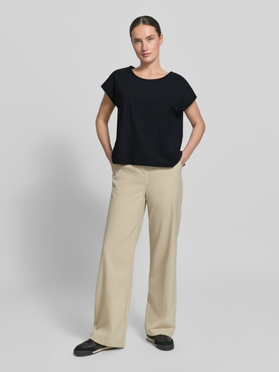 Frauenmodel trägt Damen T-Shirt mit Rundhalsausschnitt Modell 'GRIT' von Raffaello Rossi im Material-Mix mit Stretch-Anteil, Relaxed-Fit, Rückenlänge bei Größe 36: 58 cm, schwarze Farbe, glatte Textur, Ganzkörperansicht von vorne.