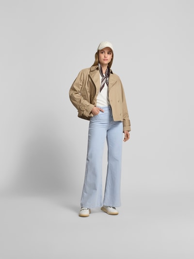 Frauenmodel trägt Relaxed Fit Jacke mit Umlegekragen von Joseph aus Reiner Baumwolle, doppelte Knopfleiste, Eingrifftaschen, Beige, Ganzkörperansicht von vorne. Rückenlänge bei Größe 36: 46 cm, Brustweite: 55 cm, Ärmellänge: 58 cm.