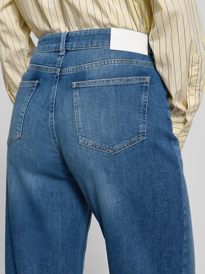 Frauenmodel trägt Barrel Fit Jeans mit Ziernähten Modell 'Melly twisted' von OPUS PANTS, blauer Baumwoll-Mix, Ganzkörperansicht Rückansicht.