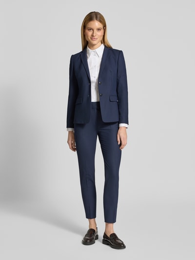 Kobiece model prezentuje Slim Fit Longblazer z domieszką wiskozy model 'ADALAS' od HUGO, krój slim fit, kolor granatowy, gładka faktura, całkowity widok z przodu.