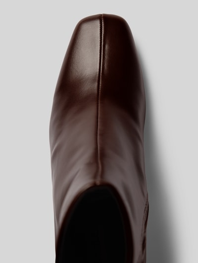 Produktfoto, Stiefeletten in Leder-Optik Modell 'Hurst' von Steve Madden in Braun, eckige Form, glatte Oberfläche, seitlicher Reißverschluss, Blockabsatz, Damen Stiefeletten