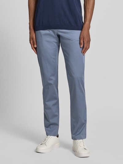 Männermodel trägt Hose mit Eingrifftaschen von Christian Berg Men in Hellblau, glatter Baumwoll-Elasthan-Mix, Ganzkörperansicht von vorne.