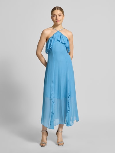 Frauenmodel trägt Cocktailkleid aus Viskose mit Volants von Jake*s Cocktail in Blau, A-Linie, Maxikleid, reine Viskose, Ganzkörperansicht von vorne.