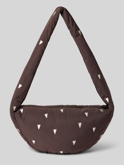 Produktfoto, Shoulder Bag mit Logo-Detail von Studio Noos in Dunkelbraun mit weißem Allover-Motiv-Stitching, Reißverschluss, sichtbare Textur.
