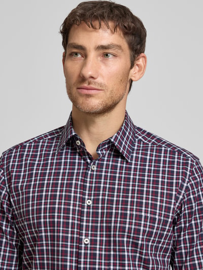 Männermodel trägt Regular Fit Business-Hemd aus Reine Baumwolle mit Kentkragen von ETERNA, Allover-Look, Nahaufnahme Oberkörper. Rückenlänge 80 cm, Schulterbreite 47 cm, Ärmellänge 27 cm, Größe 40.