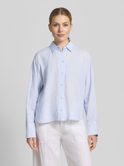 Frauenmodel trägt Regular Fit Hemdbluse mit Knopfleiste von Christian Berg Woman Selection, semitransparent, hellblau, Ganzkörperansicht von vorne. Rückenlänge bei Größe 36: 63 cm, Ärmellänge bei Größe 36: 47 cm, Hemdblusenkragen, langärmeliges Design.