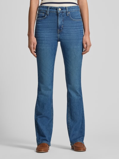 Frauenmodel trägt Bootcut Jeans mit 5-Pocket-Design von Lauren Ralph Lauren aus Baumwoll-Elasthan-Mix in mittlerem Blau, Ganzkörperansicht von vorne.