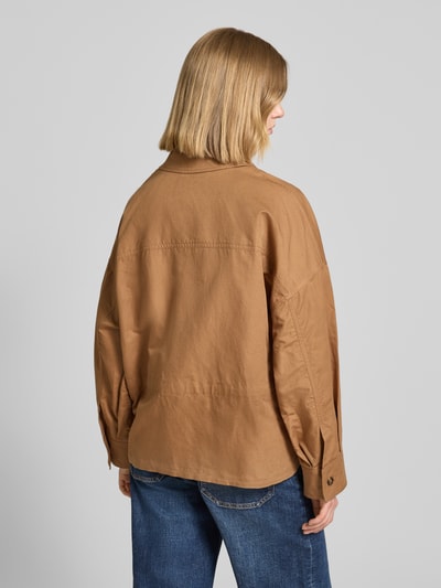 Frauenmodel trägt Relaxed Fit Overshirt aus Baumwoll-Leinen-Mix Modell 'VETTURA' von Weekend Max Mara, Optik: Unifarben, Rückenpasse, Ganzkörperansicht Rückansicht.