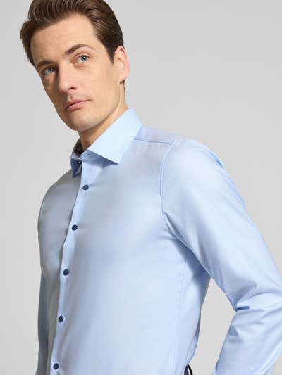 Männermodel trägt Slim Fit Freizeithemd mit Kentkragen Modell 'New York' von OLYMP Level Five, hellblau, Baumwoll-Mix, Nahaufnahme Oberkörper.