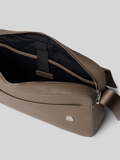 Lacoste Umhängetasche mit Label-Applikation Schlamm 5