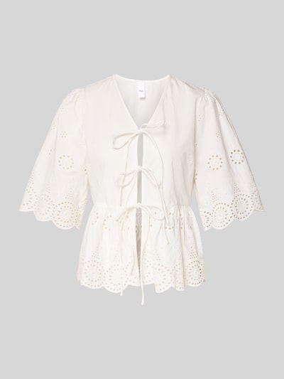 Produktfoto, Regular Fit dames blouse met ajourwerk model 'Cornelia' van YAS met V-hals, halflange mouwen, sierstrik, lichte kleur, ruglengte maat 36: 56 cm, mouwlengte maat 36: 37 cm