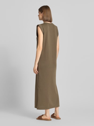 Männermodel trägt Regular Fit Sweatkleid aus bawełnianego miksu Modell 'CHILLI SUMMER' od Pieces, odcień jednolity, maxi, rozcięcia po bokach, widok całej sylwetki z tyłu.