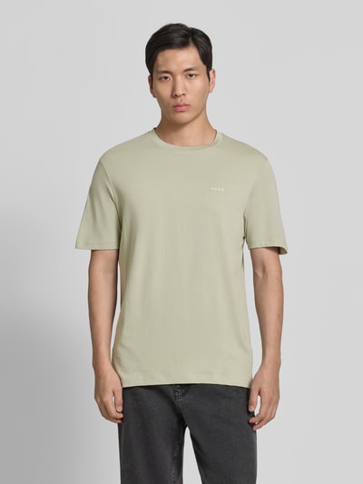 Männermodel trägt Regular Fit T-Shirt aus reiner Baumwolle Modell 'DERO222' von HUGO in Unifarbe mit Label Print, Rundhals, kurzarm, Jersey-Material. Ganzkörperansicht von vorne.