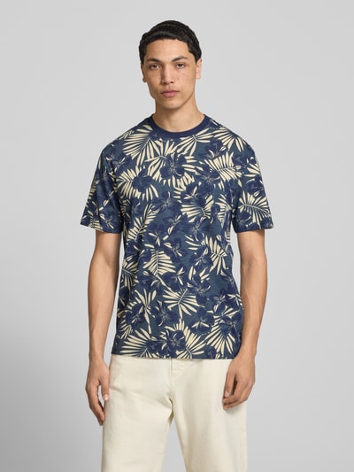 Männermodel trägt Regular Fit T-Shirt aus reiner Baumwolle Modell 'PERRY' von Only & Sons mit Optik:Allover-Muster, Ganzkörperansicht von vorne.