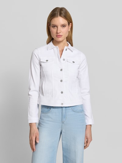 Vrouwenmodel draagt Regular Fit jeansjack uit katoenmix van Tom Tailor, effen kleuren, platte kraag, knoopsluiting, lange mouw, labelapplicatie, borstzakken en steekzakken, denim materiaalverwerking, Ganzkörperansicht van voren.