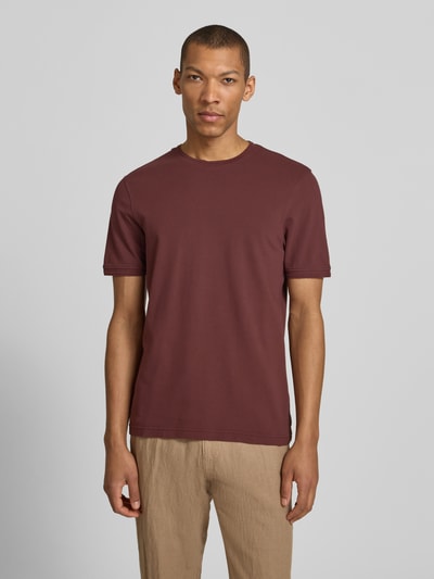 Männermodel trägt Regular Fit T-Shirt mit Rundhalsausschnitt Modell 'Lao' von CINQUE, Baumwoll-Mix, Herren T-Shirt, Ganzkörperansicht von vorne.