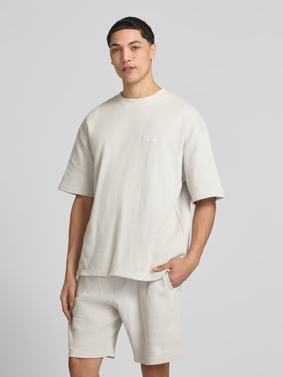 Männermodel trägt Oversized T-Shirt mit Strukturmuster von Pegador aus Baumwoll-Mix, Rundhalsausschnitt, Logo-Stitching, Ganzkörperansicht von vorne.