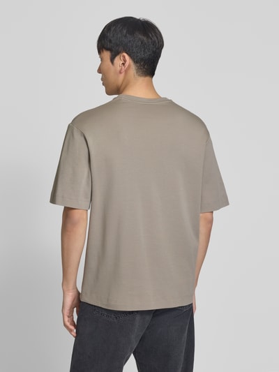 Männermodel trägt T-Shirt mit Logo-Print und Rundhalsausschnitt von Profuomo aus Reine Bio-Baumwolle im Relaxed-Fit, Rückenlänge 70 cm, Ganzkörperansicht Rückansicht