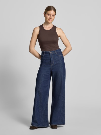 Frauenmodel trägt Slim Fit Top mit Rundhalsausschnitt Modell 'Lesso' von OPUS aus elastischem Baumwoll-Mix, einfarbig braun, glatte Oberfläche, Rückenlänge bei Größe 36: 59 cm, Ganzkörperansicht von vorne.