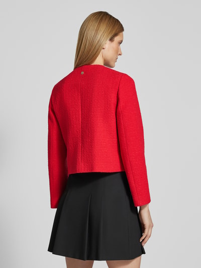 Frauenmodel trägt Regular Fit Blazer mit Rundhalsausschnitt Modell 'Jodi2' von JOOP! in Rot, strukturierte Baumwoll-Mix-Oberfläche, Ganzkörperansicht Rückansicht.
