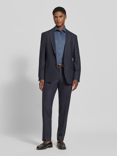Männermodel trägt Modern Fit Businesshemd aus reiner Baumwolle von OLYMP, elegant gemustert in Blau, Ganzkörperansicht von vorne. Herren Businesshemd von OLYMP.