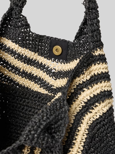 Produktfoto, Shopper mit Tragehenkel Modell 'Serenea' von Barts aus reiner Baumwolle, schwarz-beige gestreift, Magnetverschluss sichtbar, strukturierte Häkeloptik, Hauptfach und Detail des Verschlusses erkennbar, Kontext: geräumiges Hauptfach, Schulterriemen 26 cm, Maße 30 x 26 x 3 cm.