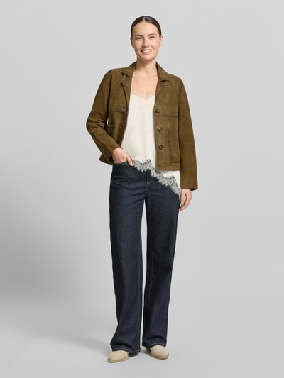 Vrouwenmodel draagt Lederblazer met opgestikte steekzakken van Stefanel, dames blazerstijl, recht model, reverskraag, knoopsluiting, echt leer, ruglengte maat S 52 cm, borstwijdte 48 cm, mouwlengte 59 cm, aardetinten, vooraanzicht full-body.