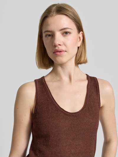 Frauenmodel trägt Tanktop mit Rundhalsausschnitt von Stefanel, Flachs-Mix, Baumwoll-Anteil, gerippter Saum, Nahaufnahme Oberkörper.