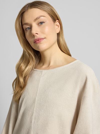 Frauenmodel trägt Sweatshirt mit überschnittenen Schultern Modell 'FUXOW' von American Vintage in Beige, reine Baumwolle, Loose Fit, Rundhalsausschnitt, Label-Stitching, Nahaufnahme Oberkörper.