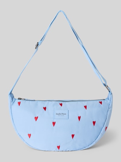 Produktfoto, hellblaue Handtasche mit roten Stitchings, Hauptfach mit Reißverschluss, Modell 'Puffy Adult Fanny Pack' von STUDIO NOOS, Schulterriemen, Maße 34 cm Breite, 21 cm Länge, 9 cm Tiefe, Riemenlänge 71 cm.