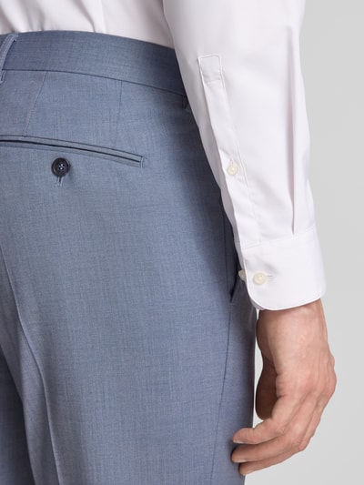 Mannenmodel draagt CINQUE Anzughose mit Bügelfalten Modell 'Totti' van materiaalmix met scheerwol, slim fit, lichtblauw, detailopname heup.