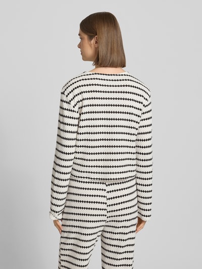 Frauenmodel trägt Relaxed Fit Langarmshirt mit Baumwoll-Anteil Modell 'EVA' von Only, Optik:Allover-Muster, Struktur, Feinstrick, Cropped-Länge, Rundhals, langarm, Rückenansicht Ganzkörperansicht.